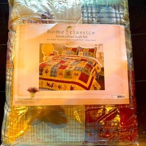 New Full/Queen quilt with 2 shams.  Leaf design.